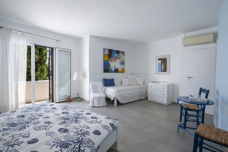 Studio bedroom with its own external door to the terrace